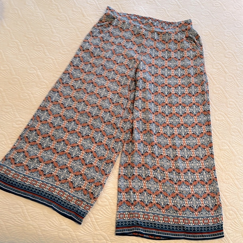 Wide Leg, elastic waistband, light, flowy pants.